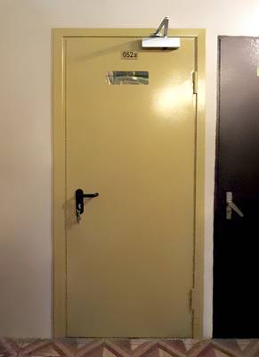 Двери пожаростойкие желтые с доводчиком Двери пожаростойкие желтые с доводчиком