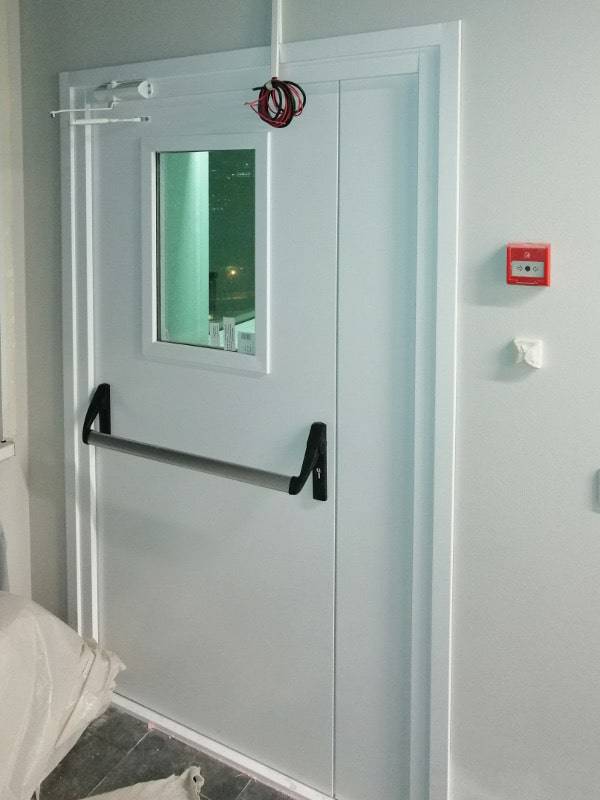 Дверь с антипаникой изнутри Дверь с антипаникой изнутри