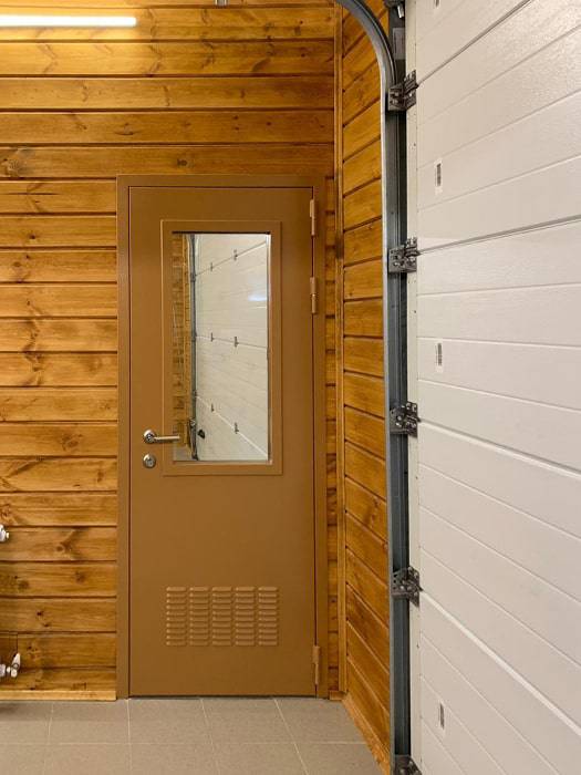 Дверь со стеклом и вентиляцией снаружи Дверь со стеклом и вентиляцией снаружи