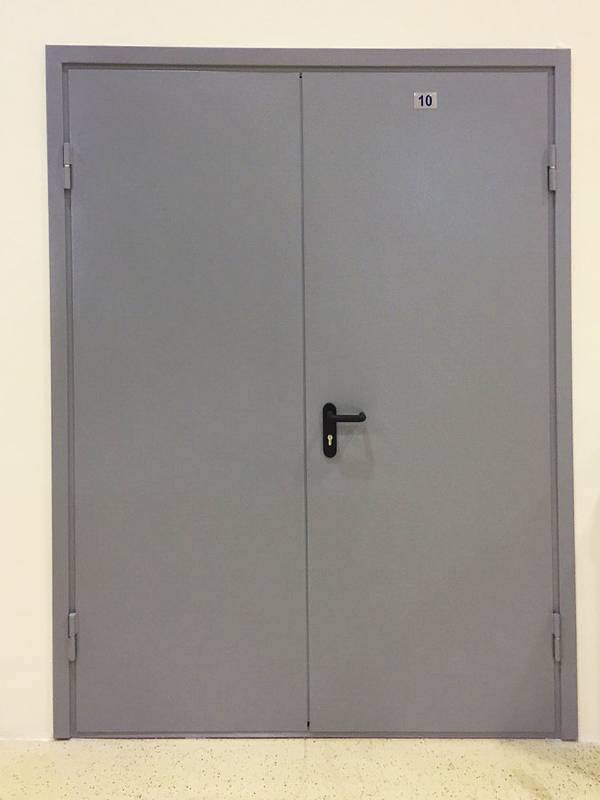 Серая пожаробезопасная дверь