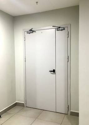 Белая техническая дверь с доводчиком Белая техническая дверь с доводчиком