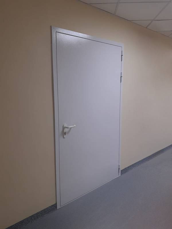 Наружная сторона огнеупорной двери (ул. 3-я Черепковская)