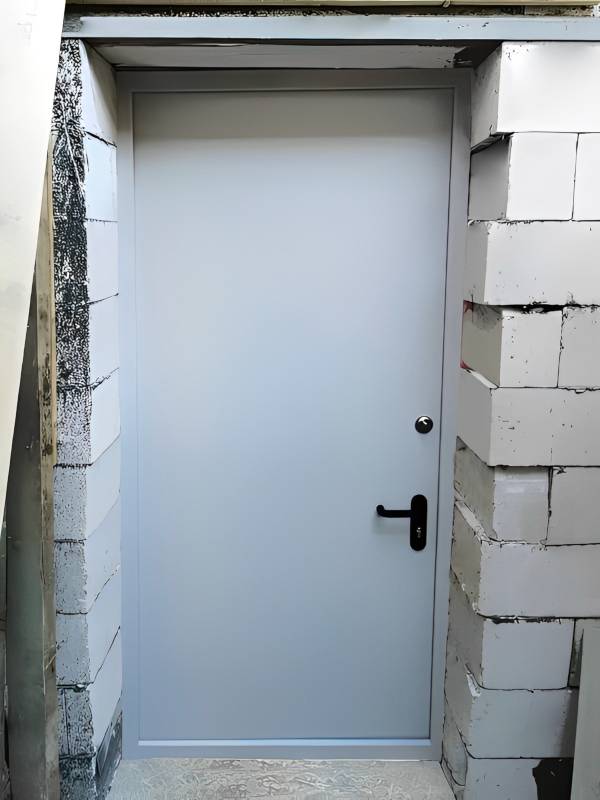 Однопольная дверь в коттеджном поселке Однопольная дверь в коттеджном поселке