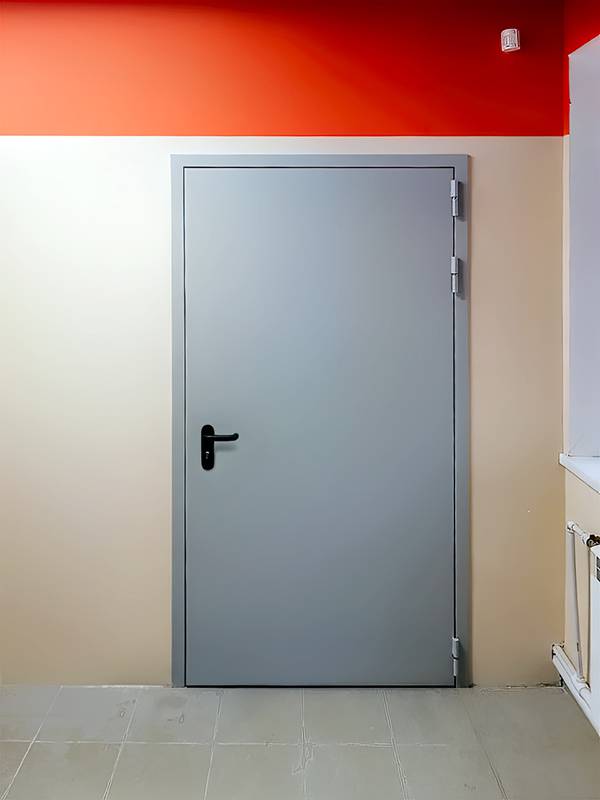 Одностворчатая дверь серого цвета (Магнит Косметик)