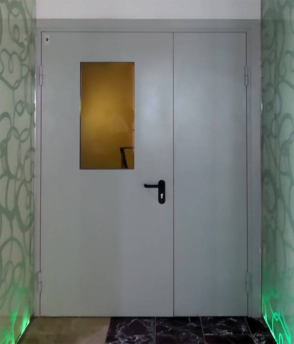 Огнестойкая дверь серого цвета в детском саду Огнестойкая дверь серого цвета в детском саду