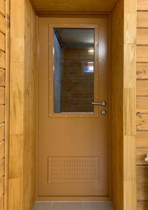 Остекленная дверь с вентрешеткой с внутренней стороны Остекленная дверь с вентрешеткой с внутренней стороны