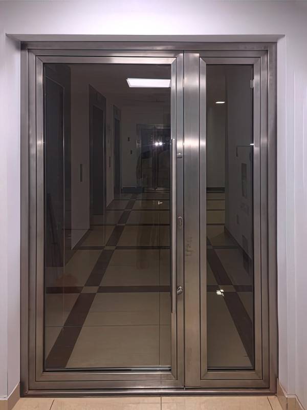 Остекленная двустворчатая дверь, вид сзади Остекленная двустворчатая дверь, вид сзади