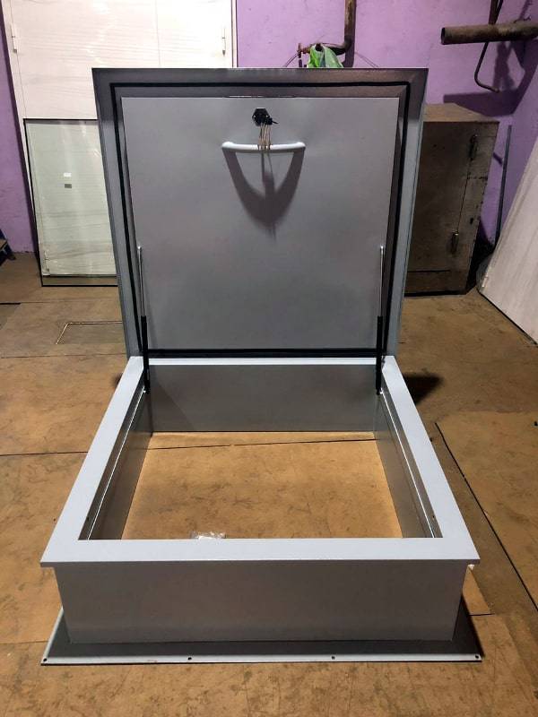 Открытый люк Открытый люк