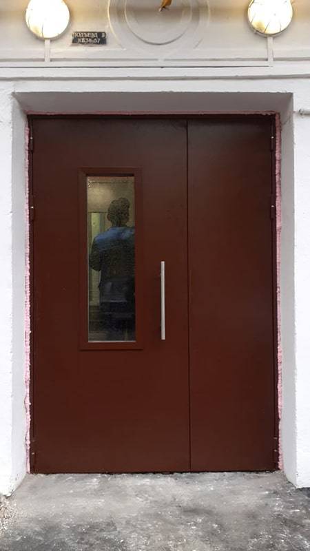 Подъездная дверь (ул. Гвардейская, 19 к1)