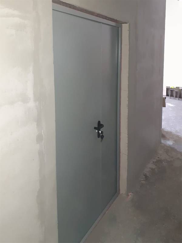 Полуторная дверь изнутри (автосервис, ул. Барышиха, 39)