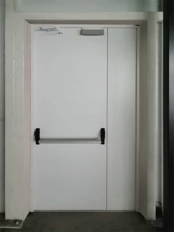 Полуторная дверь, вид изнутри Полуторная дверь, вид изнутри