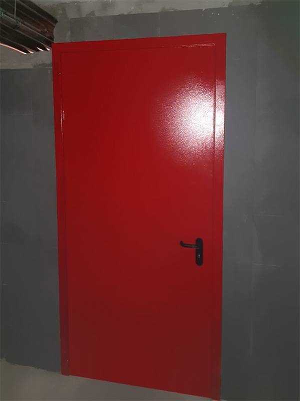 Пожаростойкая дверь с внешней стороны Пожаростойкая дверь с внешней стороны