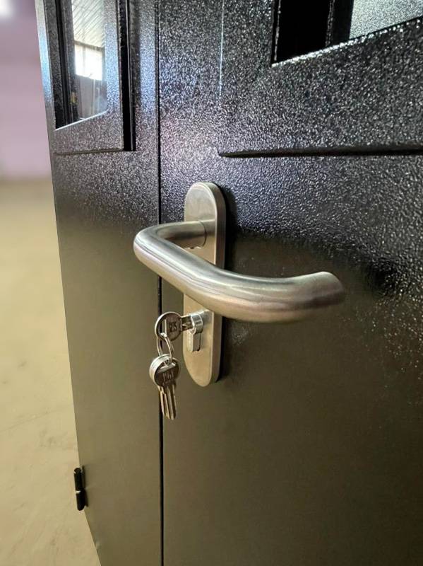 Ручка и замок Ручка и замок