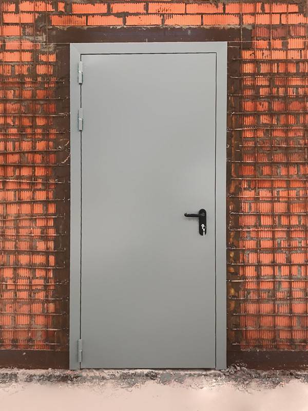 Серая глухая дверь, вид с улицы