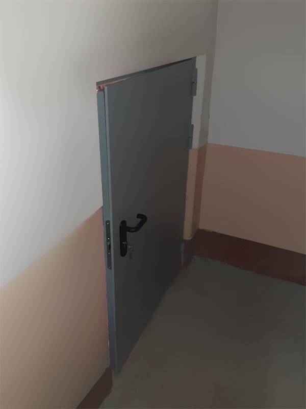 Широкая глухая дверь Широкая глухая дверь