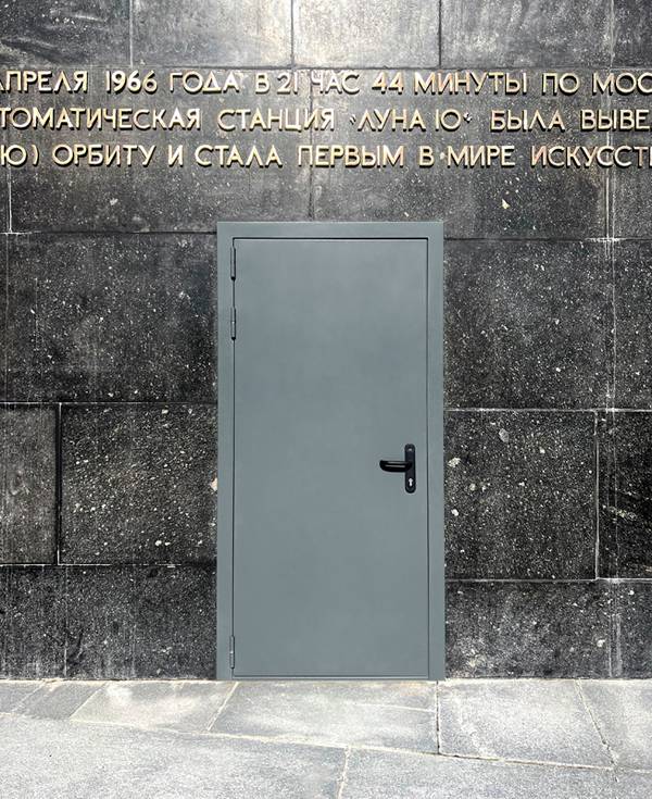 Стальная техническая дверь (музей космонавтики)