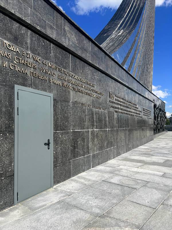 Стальная техническая дверь (музей космонавтики)