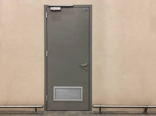 Техническая дверь с вентиляцией