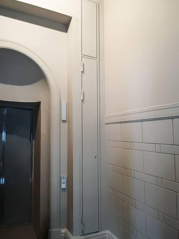 Узкая дверь с верхней вставкой Узкая дверь с верхней вставкой