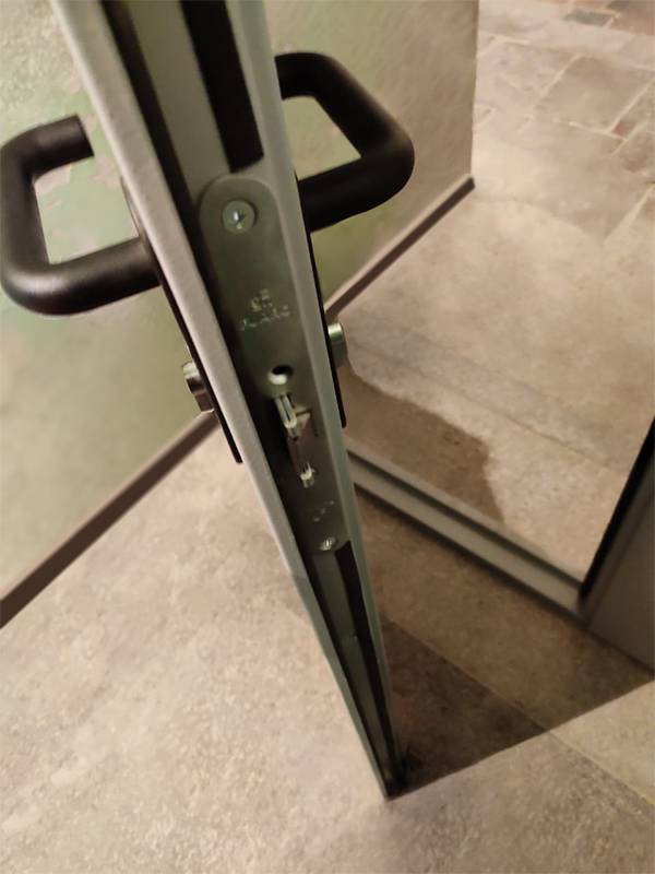 Врезной замок с ручкой Врезной замок с ручкой