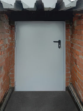 Дверь для выхода на кровлю Дверь для выхода на кровлю