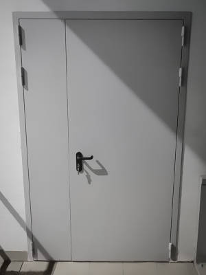 Дверь на склад вид снаружи Дверь на склад вид снаружи