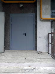 Дверь в подъезд жилого дома Дверь в подъезд жилого дома