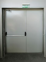 Двупольная дверь Антипаника, фото изнутри Двупольная дверь Антипаника, фото изнутри