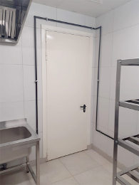 Однопольная дверь в помещении Однопольная дверь в помещении